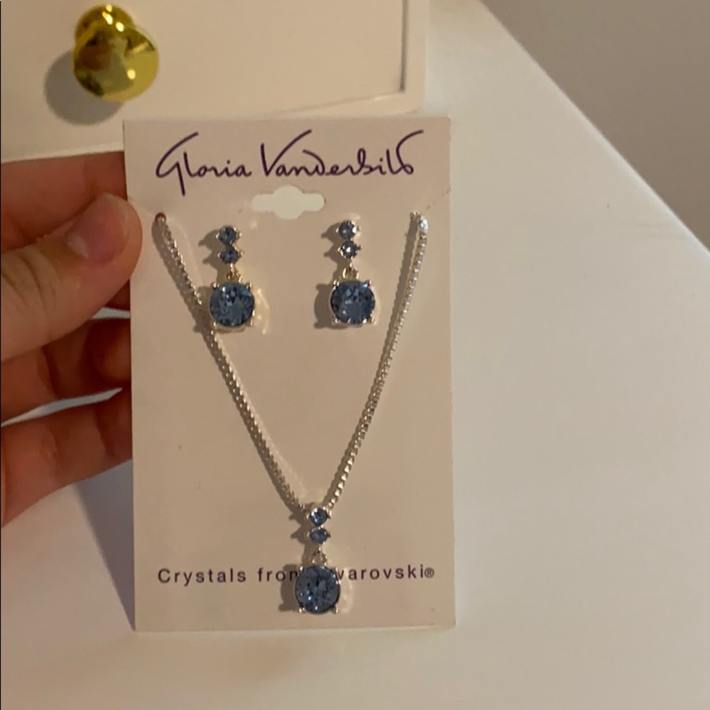 beautiful blue earrings and necklace!